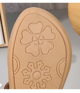 Gedetailleerde macro-opname van de antislip rubberen zool met bloemmotieven en sneeuwvlokken