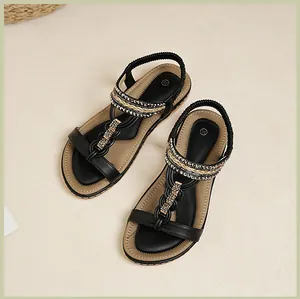 Detailansicht der Boho-Sandalen mit goldenen Ketten und glitzerndem Strass-Besatz