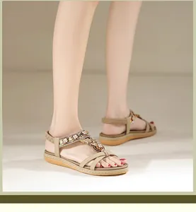 Detailansicht flacher Boho-Sandalen mit aufwendigen Blumenperlen und T-Riemen-Design