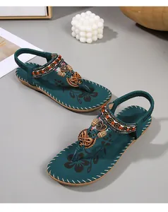 Detail van bohemien sandalen met verfijnde kralen en hartvormige metalen versiering