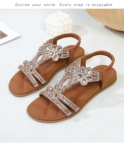 Dettaglio di sandali bassi boho con fiori di cristallo e cinturino elastico