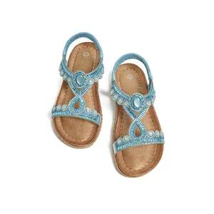Détail de sandales bohèmes avec perles turquoise et ornements en strass brillants