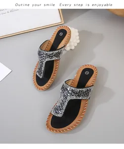 Detalle de sandalias planas bohemias con pedrería brillante y patrones de piedras negras