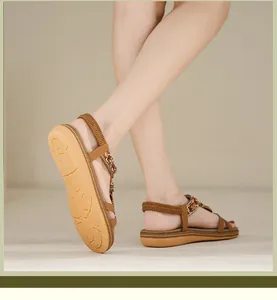 Detailansicht der rutschfesten geometrischen Sohle der braunen Boho-Sandalen mit Perlen