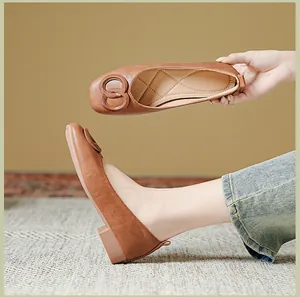 Detail van bruine loafers met dubbele gesp en gewatteerde, zachte comfort binnenzool
