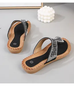 Detalle de sandalias bohemias con brillantes diamantes de imitación y costuras blancas