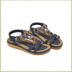 Detailansicht böhmischer dunkelblauer flacher Sandalen mit Stickerei und Perlenverzierung
