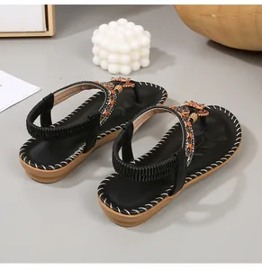 Detail van boho platte sandalen met kleurrijke kralen en elastische hielbandjes