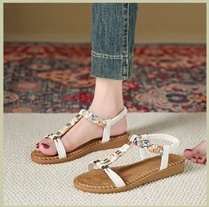 Nahaufnahme Damen Sandalen mit buntem Ethno-Flechtband und weißem elastischem Fersenriemen