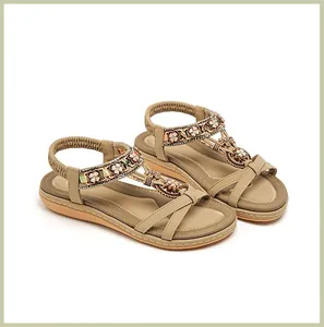 Detail von Boho T-Steg Sandalen mit weißen Blumenanhängern und Perlenverzierungen