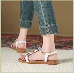 Detail von weißen Boho-Sandalen mit bunten Perlen und elastischem Fersenriemen