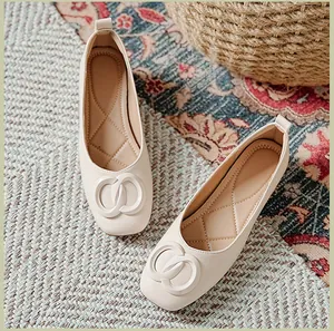 Detail van beige loafers met ringgesp en doorgestikte, zachte binnenzool