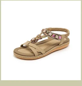 Detailansicht der Boho-Sandalen mit Kristallblumen und elastischem Fersenriemen