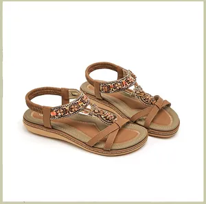 Nahaufnahme der Böhmischen Sandalen mit Strass-Blumen und elastischem Fersenband