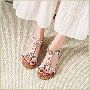 Detailansicht der Boho-Sandalen mit blauen Riemen und Marmorperlen-Applikationen