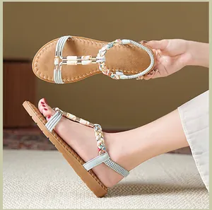 Detailansicht der Boho-Sandalen mit geflochtenen Riemen und Marmorperlen-Akzenten