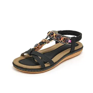 Böhmische Damen Sandalen mit bunten Perlen und ethnischen Riemen auf weißem Hintergrund