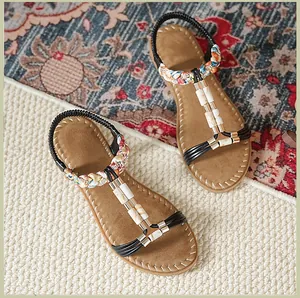 Detailansicht der Boho-Sandalen mit ethnischen Flechtriemen und Marmorperlen-Deko