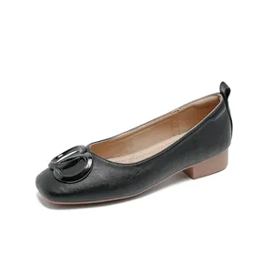 Zwarte leren platte dames loafers met vierkante neus en metalen gesp detail