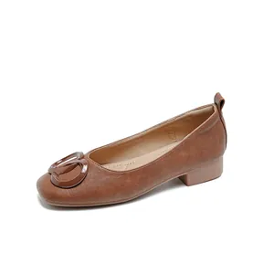Bruine leren dames loafers met decoratieve gesp en een lage blokhak