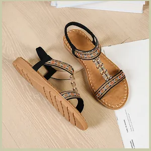 Detalle de sandalias bohemias con bordado étnico, cuentas y suelas de goma antideslizantes