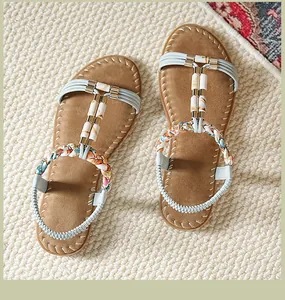 Detailansicht der Boho-Sandalen mit Marmorperlen und hellblauen Riemchen von oben