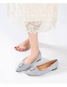 Détails de ballerines pointues en daim gris avec boucle en strass en forme de goutte