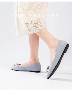 Vue détaillée de ballerines en daim avec boucle en strass et bout pointu élégant