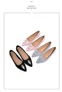 Détail de ballerines en daim à bout pointu avec boucles en cristal et semelles matelassées