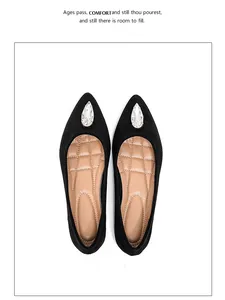 Détails de ballerines noires en daim à boucle en cristal et doublure matelassée