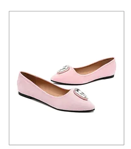 Détail de ballerines roses en daim à bout pointu avec boucle en cristal étincelant