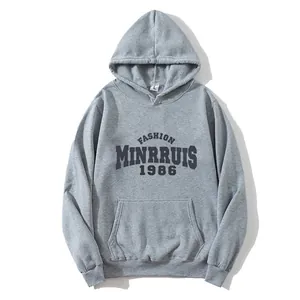 Felpa grigia con cappuccio a maniche lunghe e stampa Fashion Minrruis 1986 su sfondo bianco