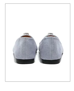 Gros plan de la vue arrière de ballerines en daim bleu clair avec boucle en strass argentés