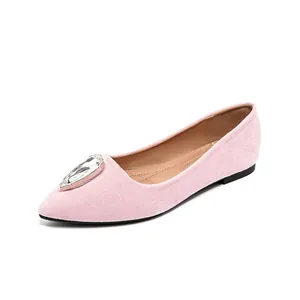 Ballerines pointues en daim rose avec boucle en cristal brillant sur fond blanc épuré