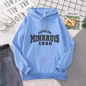 Piatto di felpa con cappuccio azzurra con stampa di lettere nere e tasca a marsupio