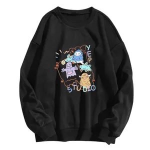 Détail d'un sweat en polaire noir avec imprimé monstre de dessin animé et texte YEP STUDIO