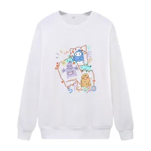 Détail du col côtelé du sweat-shirt blanc avec étiquette L et imprimé monstre coloré