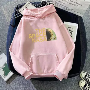 Détail du sweat à capuche rose NASA montrant le tissu épais en coton et les poignets