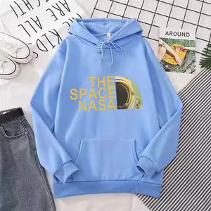 Détail du sweat à capuche bleu clair NASA avec poche kangourou et cordon de serrage