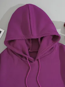 Détail de la doublure en polaire douce et des cordons du sweat à capuche violet
