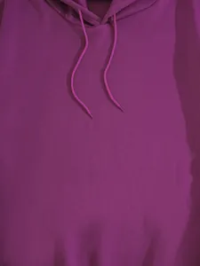 Détail de l'encolure d'un sweat à capuche violet montrant la texture du tissu et le cordon