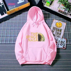 Détail du sweat à capuche rose avec imprimé NASA et poche kangourou sur fond vintage rétro