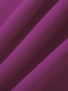 Gros plan sur la texture du tissu violet et le drapé doux du sweat à capuche