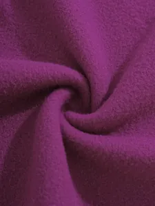 Vue macro du tissu polaire violet doux montrant la texture dense et la chaleur