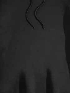 Détail de la texture du sweat à capuche noir avec cordons de serrage tressés réglables