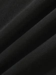 Gros plan sur la texture du tissu noir du sweat à capuche montrant la maille douce