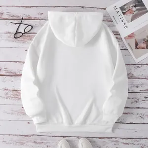Hoodie blanc surdimensionné à plat avec poignets côtelés sur fond de bois clair