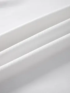 Gros plan sur la texture du tissu blanc tricoté avec fibres douces et tissage de qualité