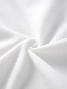 Détail de la texture polaire blanche douce avec toucher pelucheux pour sweat à capuche