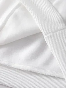 Détail du sweat blanc montrant la doublure polaire chaude et les bords-côtes